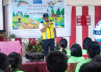 Kepala BWSS I Sugeng Harianto memberikan edukasi pada siswa-siswi SDN 98 Manado menyangkut pentingnya air bagi kehidupan manusia. (foto: barta1)