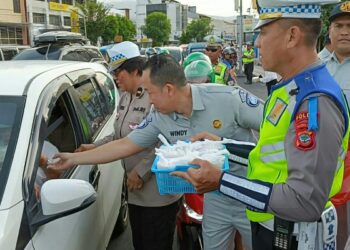 Lantas Polda Sulut dan Jasa Raharja Manado Bagi-bagi Takjil
