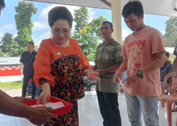 Foto: PJ. Bupati Sangihe Menyerahkan Santunan Duka. (Dok. Istimewa)