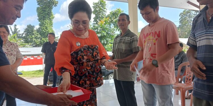 Foto: PJ. Bupati Sangihe Menyerahkan Santunan Duka. (Dok. Istimewa)