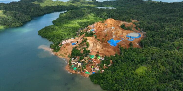 Foto: Aktivitas tambang ilegal di Bowone, Kabupaten Kepulauan Sangihe. (Dok. Greenpeace)
