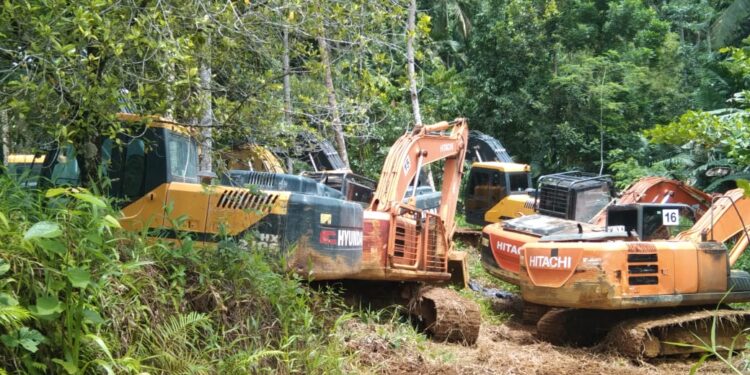 Foto: Sejumlah ekskavator tambang ilegal di Sangihe yang disembunyikan di hutan. (DOK. Istimewa)