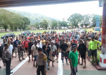 Foto: Para pendemo mendatangi rumah jabatan Bupati. (Dok. Istimewa)