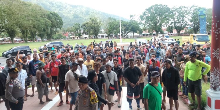 Foto: Para pendemo mendatangi rumah jabatan Bupati. (Dok. Istimewa)