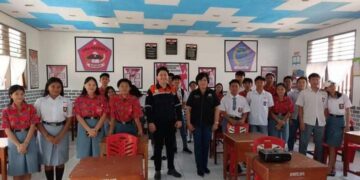 Tim sosialiasi Polimdo saat berada di salah satu sekolah di Sulut. (Foto: istimewa)