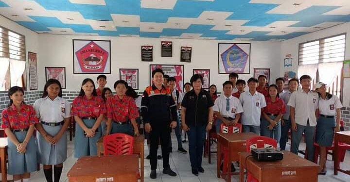 Tim sosialiasi Polimdo saat berada di salah satu sekolah di Sulut. (Foto: istimewa)