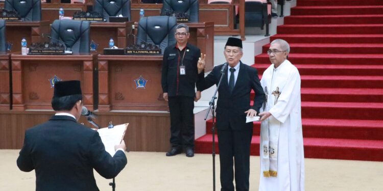 Ketua DPRD Sulut melantik Tonao Petrus Jangkobus. (foto: istimewa)
