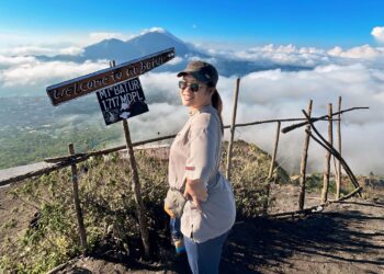 Virgin Sariowan saat berada di Gunung Batur. (Foto: Meikel/Barta)