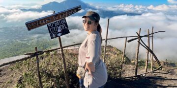 Virgin Sariowan saat berada di Gunung Batur. (Foto: Meikel/Barta)