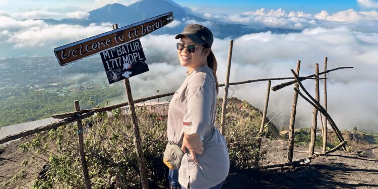 Virgin Sariowan saat berada di Gunung Batur. (Foto: Meikel/Barta)
