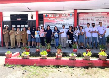 Tim PMB Polimdo foto bersama dengan guru dan siswa SMA N 1 Kakas. (Foto : istimewa)