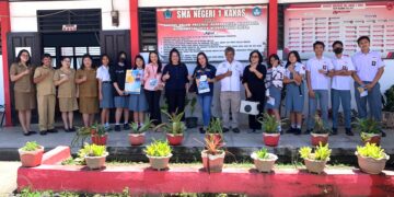 Tim PMB Polimdo foto bersama dengan guru dan siswa SMA N 1 Kakas. (Foto : istimewa)