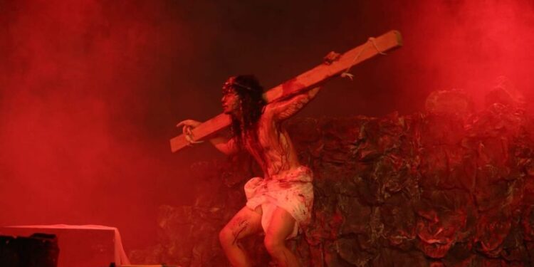 Dramatisasi Yesus Disalibkan dan Mati