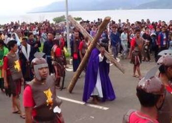 Prosesi Yesus Disalibkan di GMIM Kalvari Malalayang