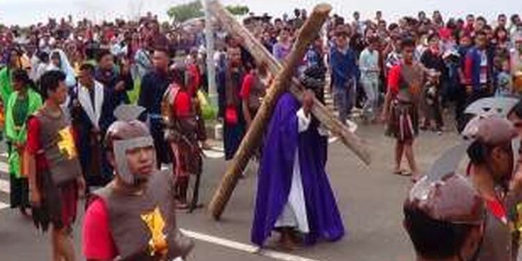 Prosesi Yesus Disalibkan di GMIM Kalvari Malalayang