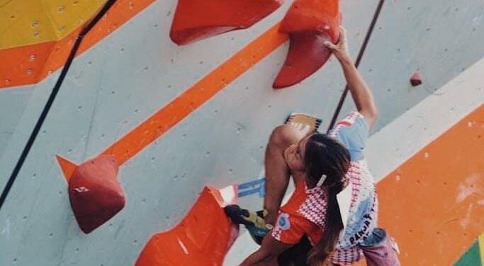 Anjeli Halim Saat Melakukan Aksinya di Papan Panjat. (Foto: istimewa)