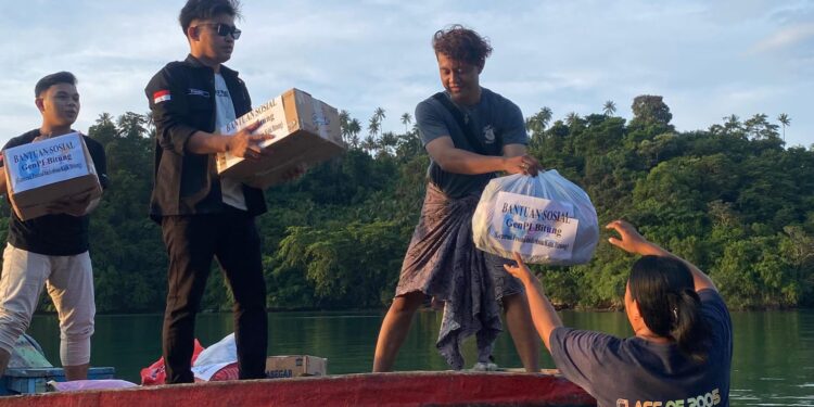 GenPI Kota Bitung saat menyalurkan bantuan. (Foto: meikel/barta)