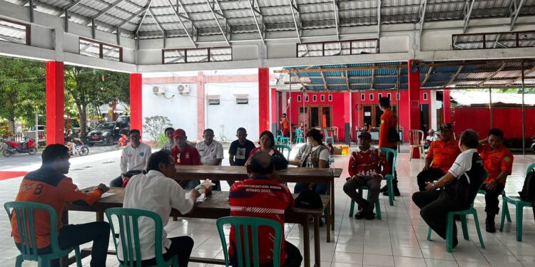 Personil Basarnas Manado saat berada di Pendopo Kantor Camat Induk Tagulandang. (Foto: itimewa)