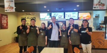 Chairul Tanjung bersama staf Coffe Bean & Tea Leaf Mantos. (Foto: istimewa)