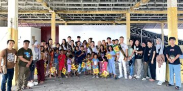 Putra-Putri FEB Unsrat Bersama Adik-adik, dan Pengurus Dinding Manado. (Foto: istimewa)
