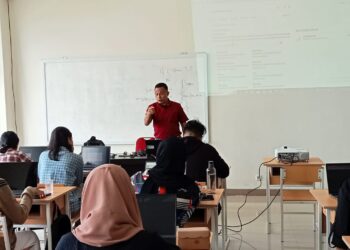 Sekretaris Jurusan Teknik Elektro Politeknik Negeri Manado, Marson Budiman SST., M.T Saat memberikan penjelasan. (Foto: Meikel/barta)