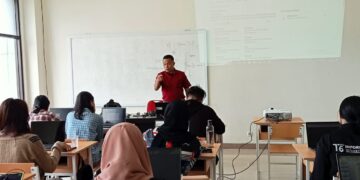 Sekretaris Jurusan Teknik Elektro Politeknik Negeri Manado, Marson Budiman SST., M.T Saat memberikan penjelasan. (Foto: Meikel/barta)