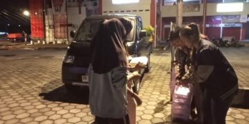 Pemberian Makanan Sahur dari Ormas Oi. (Foto: Meikel/Barta)