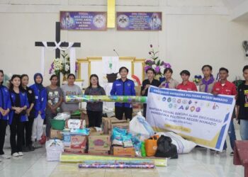 Ormawa Polimdo saat menyerahkan bantuan ke Lembeh Pintu Kota Besar, Kota Bitung. (Foto: istimewa)