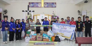 Ormawa Polimdo saat menyerahkan bantuan ke Lembeh Pintu Kota Besar, Kota Bitung. (Foto: istimewa)