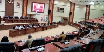 Pansus sedang membahas LPKJ Gubernur tahun 2023. (Foto; Meikel/barta)