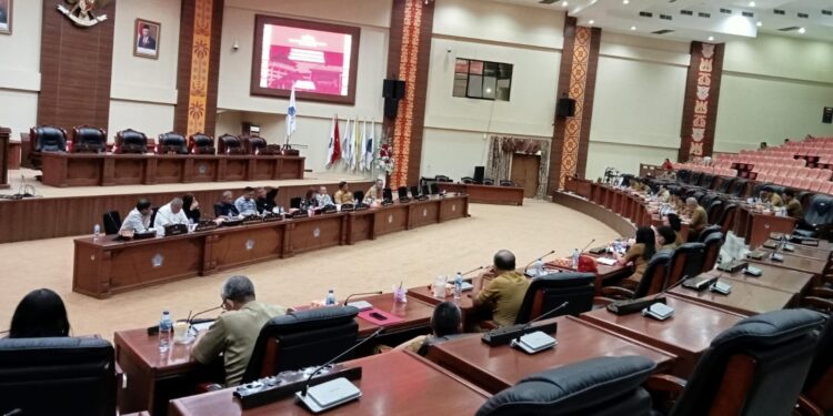 Pansus sedang membahas LPKJ Gubernur tahun 2023. (Foto; Meikel/barta)