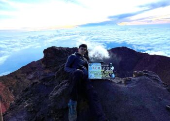 Wendy Romario saat berada di puncak Gunung Kerinci. (Foto; istimewa)