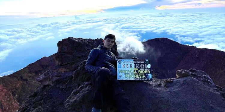 Wendy Romario saat berada di puncak Gunung Kerinci. (Foto; istimewa)