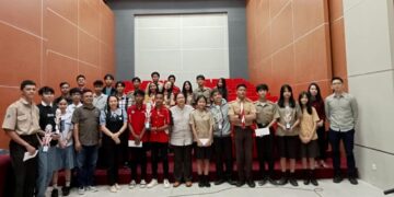 Pimpinan dan panitia Elekro Competition bersama peserta Lomba SMA/SMK. (foto: Meikel/Barta)