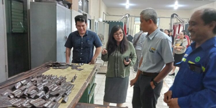Pimpinan Trakindo Utama Manado saat kunjungi Laboratorium Bengkel Jurusan Teknik Mesin Politeknik Negeri Manado. (Foto; meikel/barta)