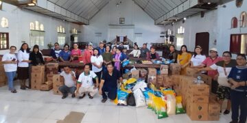 Jemaat GMIM wilayah Bitung 5 saat menyalurkan bantuan ke Batu Putih. (Foto: istimewa)