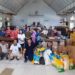 Jemaat GMIM wilayah Bitung 5 saat menyalurkan bantuan ke Batu Putih. (Foto: istimewa)