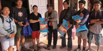 Anggota KMPA Tansa saat menyerahkan bantuan ke masyarakat Lembeh Pintu Kota Besar. (Foto: Istimewa)