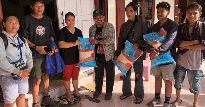 Anggota KMPA Tansa saat menyerahkan bantuan ke masyarakat Lembeh Pintu Kota Besar. (Foto: Istimewa)
