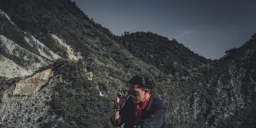Victori Ricky Stery Weku saat berada di Gunung Ambang. (Foto: istimewa)