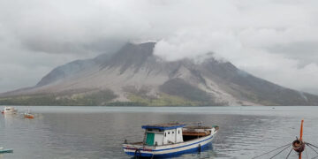 Gunung Ruang pasca terjadi letusan. foto: dok)