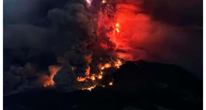 Foto: Erupsi gunung ruang dengan status AWAS. (Dok. istimewa)