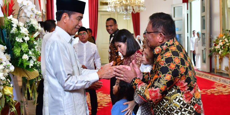 Momen ketika Wakil Bupati Kepulauan Talaud, Drs. Moktar Arunde Parapaga bersalaman dengan Presiden Jokowi.