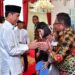 Momen ketika Wakil Bupati Kepulauan Talaud, Drs. Moktar Arunde Parapaga bersalaman dengan Presiden Jokowi.