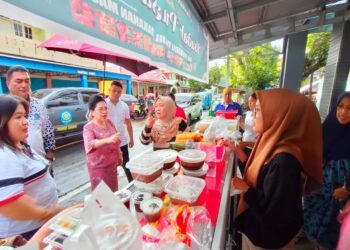 Foto: Tampak Pj. Bupati Sangihe saat mengunjungi penjual takjil di Kelurahan Tidore, Tahuna Timur. (Dok. Istimewa)