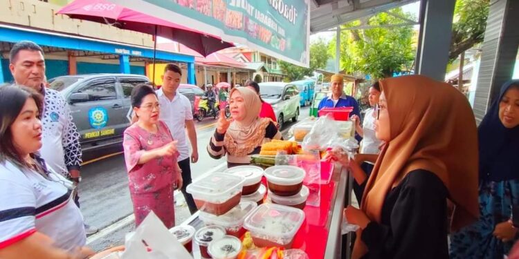 Foto: Tampak Pj. Bupati Sangihe saat mengunjungi penjual takjil di Kelurahan Tidore, Tahuna Timur. (Dok. Istimewa)