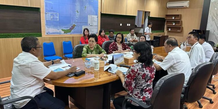 Foto: Pj. Bupati Rinny Tamuntuan saat mengunjungi Balai Prasarana Pemukiman Wilayah Provinsi Sulawesi Utara. (Dok. Istimewa)