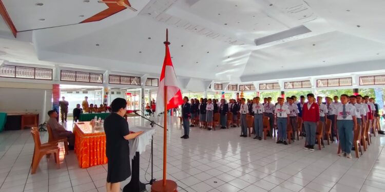 Foto: Penjabat Bupati Kabupaten Kepulauan Sangihe dr. Rinny Tamuntuan menyampaikan motivasi dalam penutupan seleksi Paskibraka Kabupaten Kepulauan Sangihe. (Dok. Istimewa)