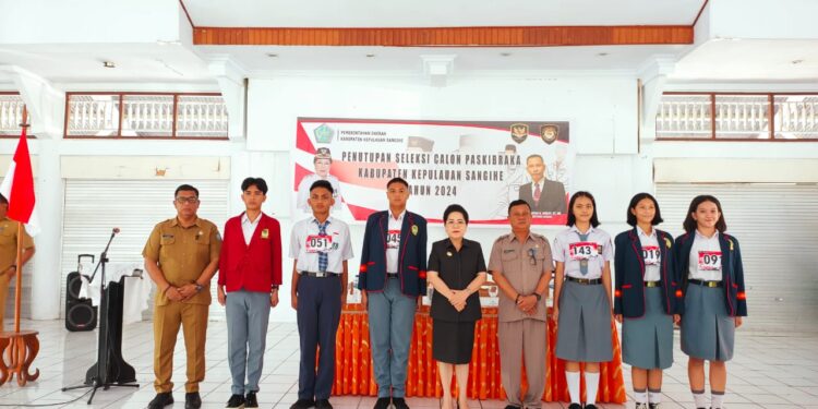 Foto: PJ Bupati Sangihe, dr. Rinny Tamuntuan didampingi Kaban Kesbangpol bersama peserta terbaik seleksi Paskibraka Tingkat Kabupaten. (Dok. Istimewa)