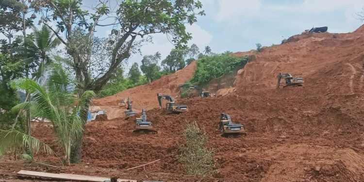Foto: Ekscavator tambang ilegal merusak hutan di Bowone, Kepulauan Sangihe sebelum ditertibkan aparat kepolisian beberapa waktu yang lalu. (Dok. Istimewa)